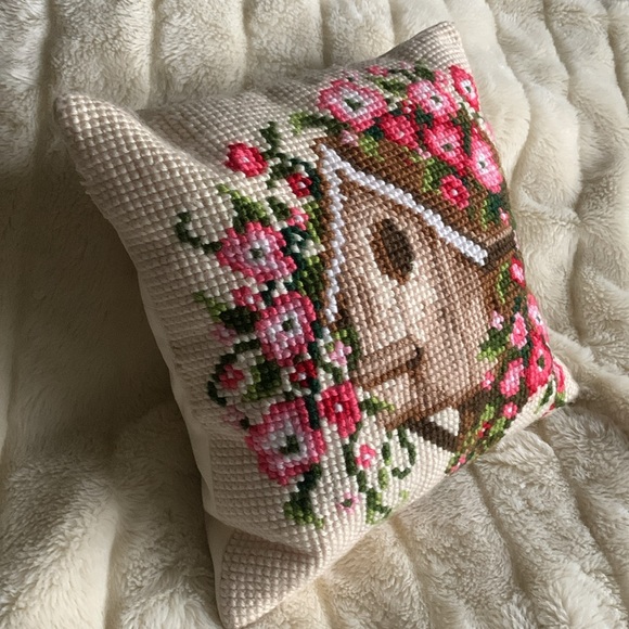Vintage needlepoint bird house pillow throw cushion - Picture 4 of 11